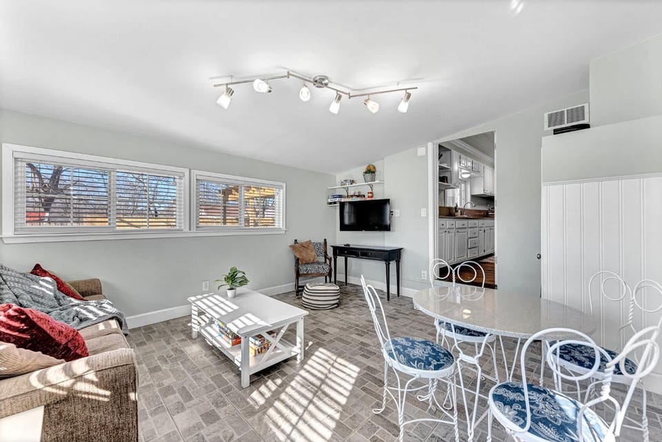 University Place, family stay, practically on JBU campus House in Siloam Springs