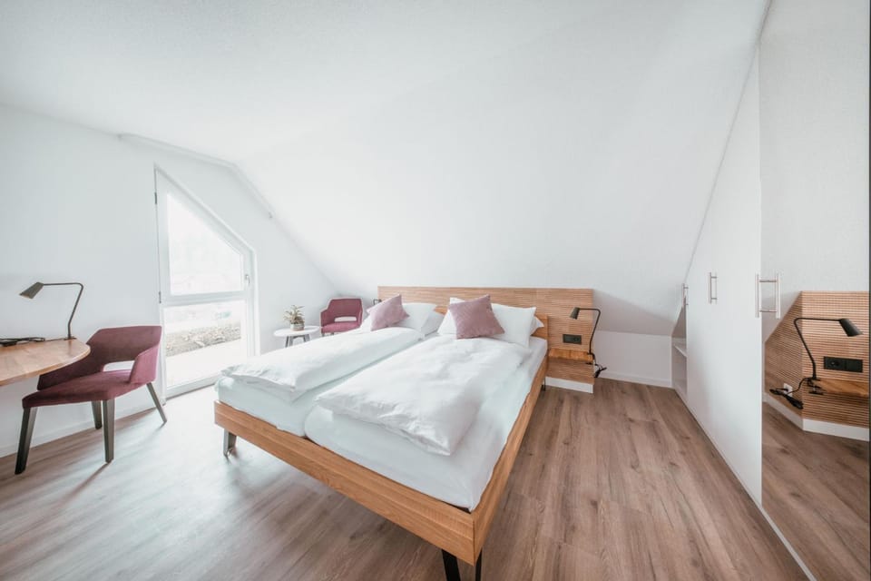 Bed, Photo of the whole room, Seating area, Bedroom