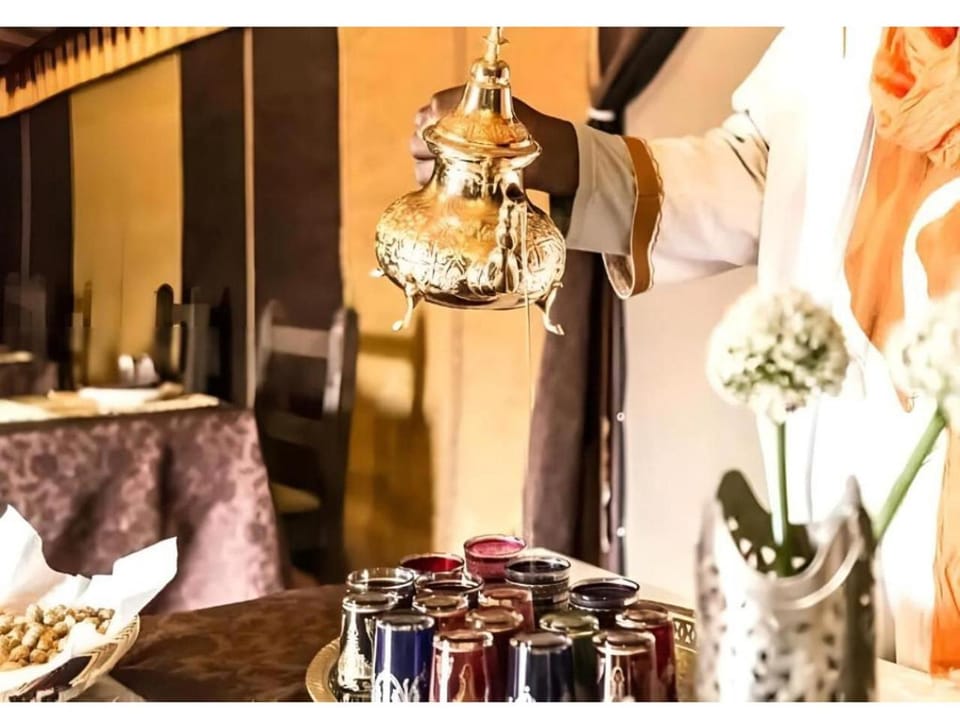 Kitchen or kitchenette, Food and drinks, Food, Drinks