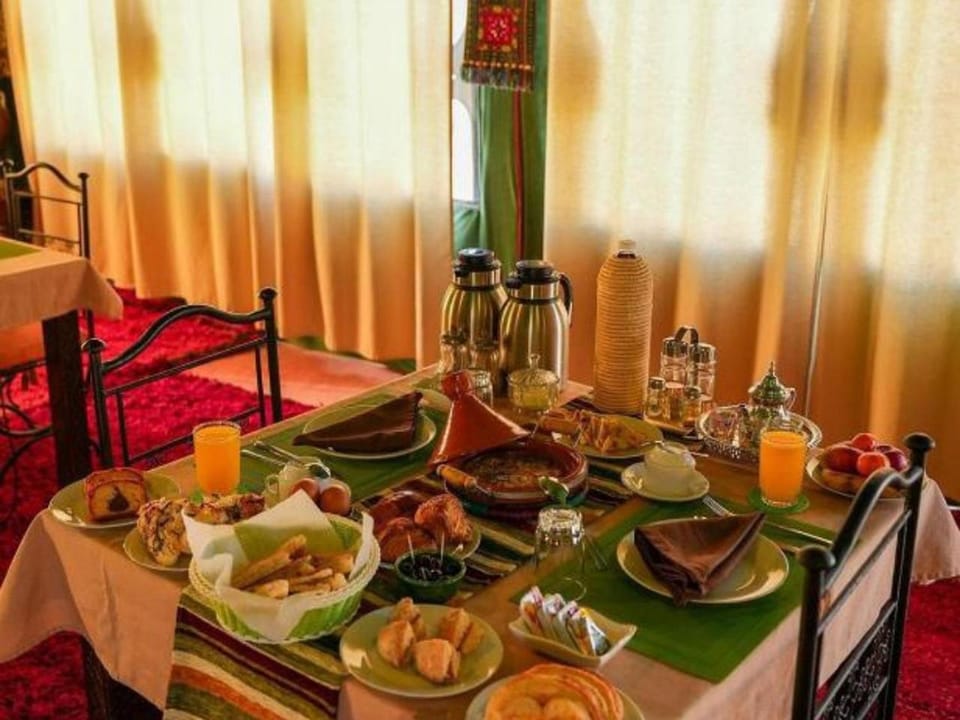 Food and drinks, Food, Breakfast, Continental breakfast, Buffet breakfast, Lunch, Dinner, Drinks