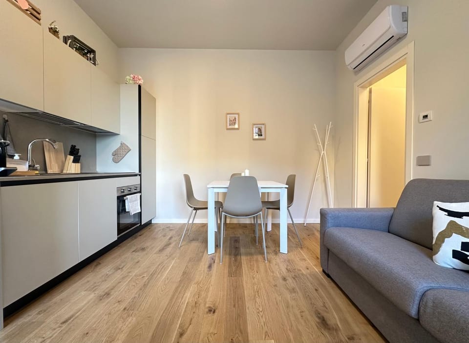 Coffee/tea facilities, Kitchen or kitchenette, Living room, Seating area, Dining area