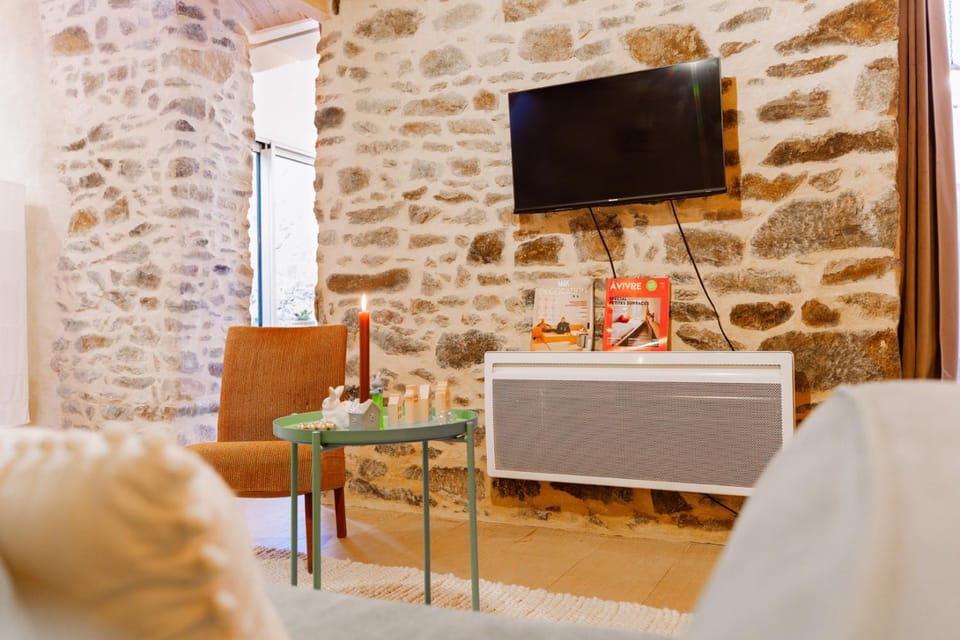 Communal lounge/ TV room, TV and multimedia, Living room, Seating area, Evening entertainment