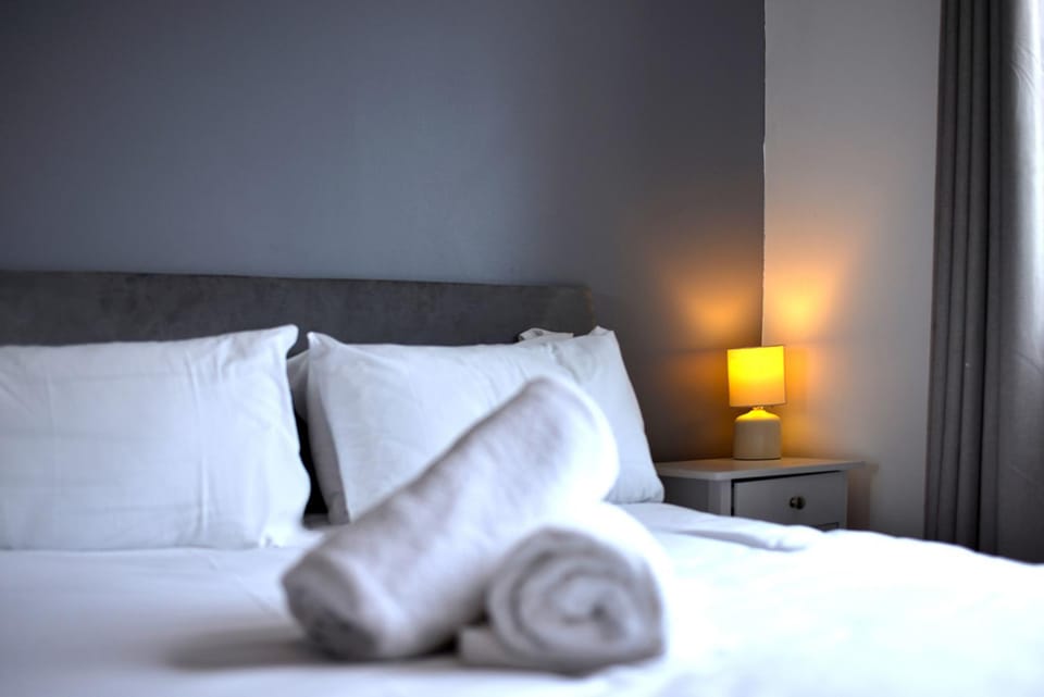 Bed, Bedroom, towels