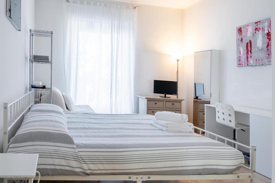 Bed, TV and multimedia, Photo of the whole room, Bedroom