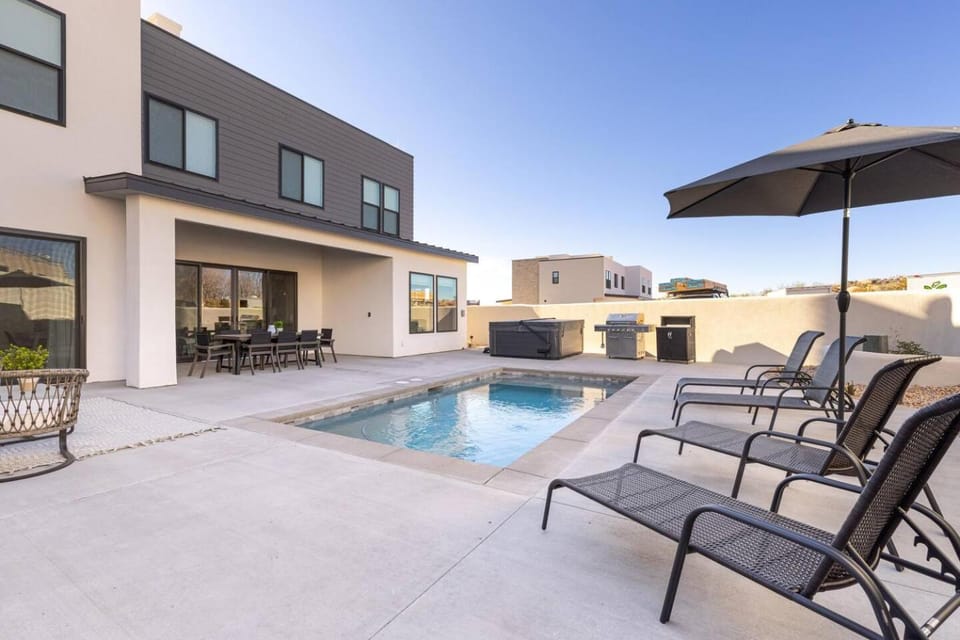 Poolside Retreat for 20 Spa Rooftop Fire House in Washington