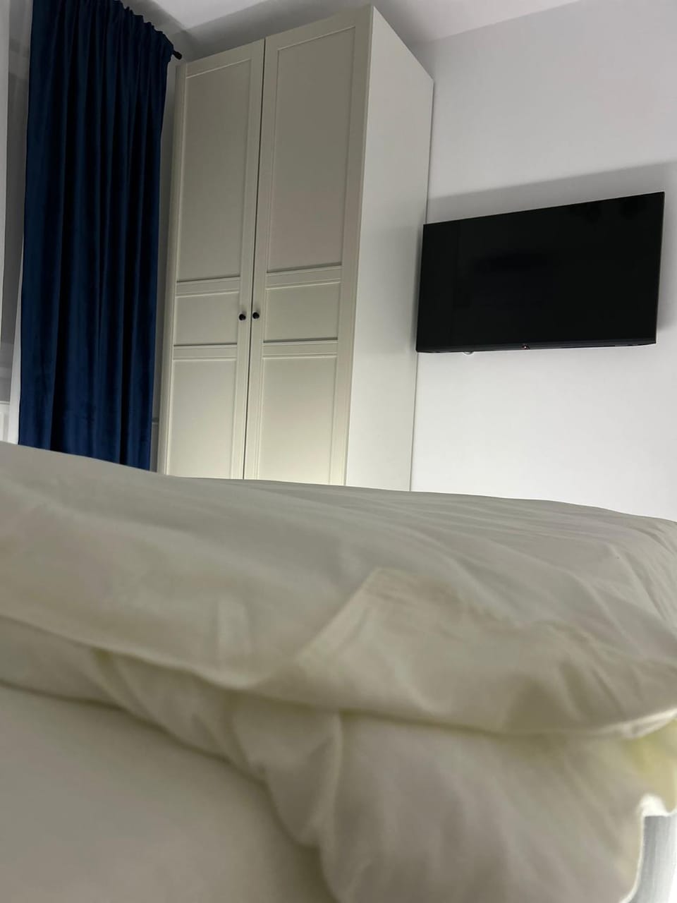 Bed, TV and multimedia, Bedroom