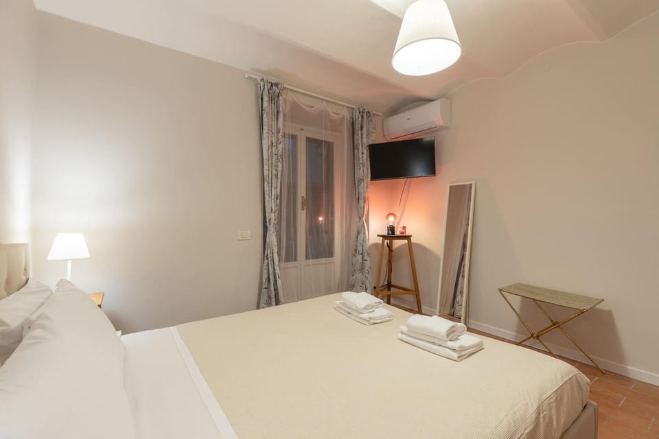 San Ambrogio Courtyard in Florence Apartment in Florence