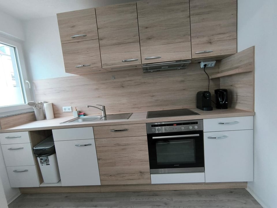 Coffee/tea facilities, Kitchen or kitchenette, dishwasher, oven, stove