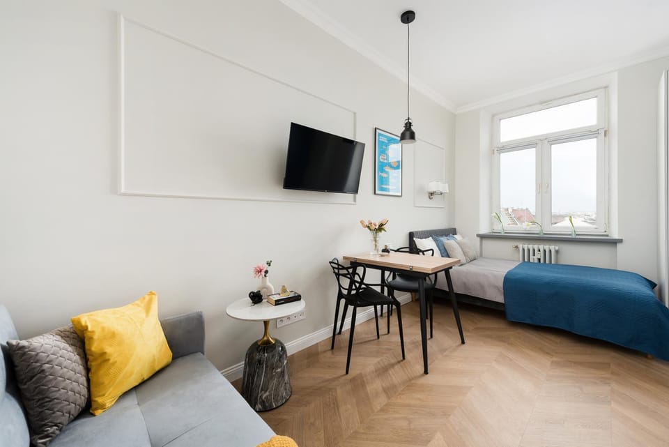 Bed, TV and multimedia, Living room, Photo of the whole room, Seating area, Bedroom