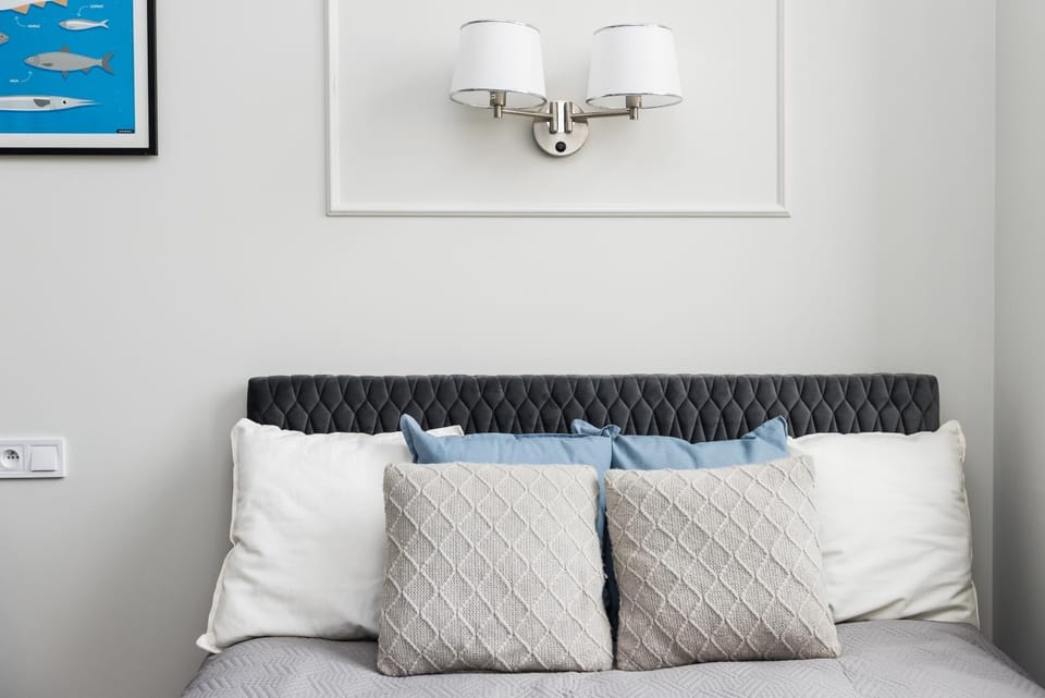 Bed, Seating area