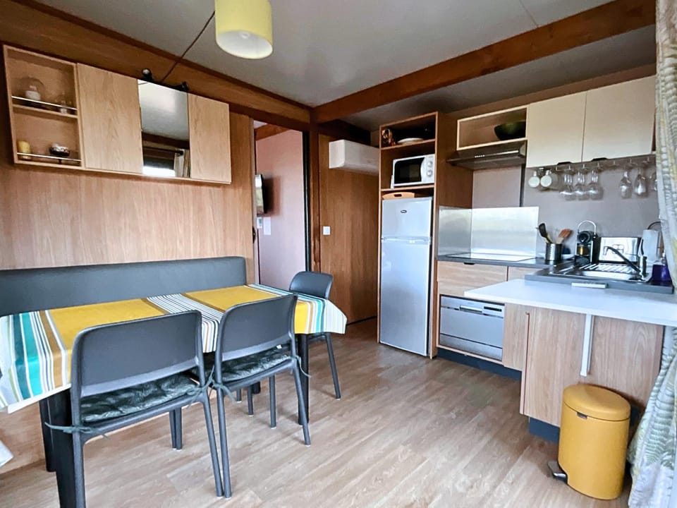 Coffee/tea facilities, Kitchen or kitchenette, Dining area, dishwasher, stove, toaster, kitchen