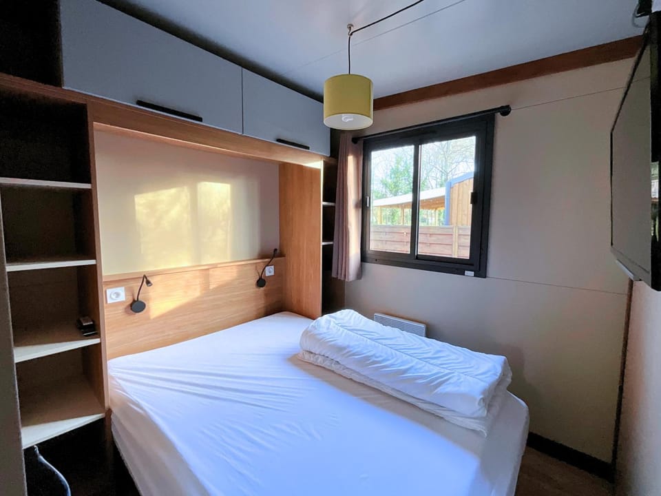 Bed, TV and multimedia, Photo of the whole room, Bedroom, storage