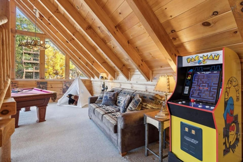 Communal lounge/ TV room, Billiard, Game Room, Evening entertainment, Mountain view