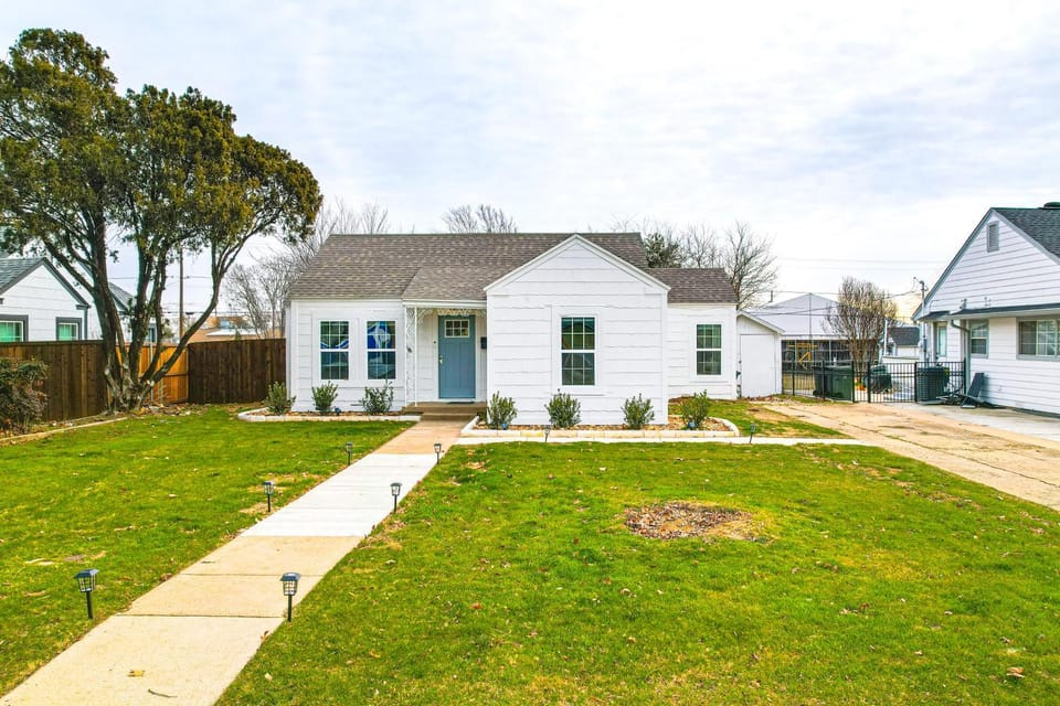1 Block to Dallas Stadium! Home w/ Hot Tub! House in Arlington