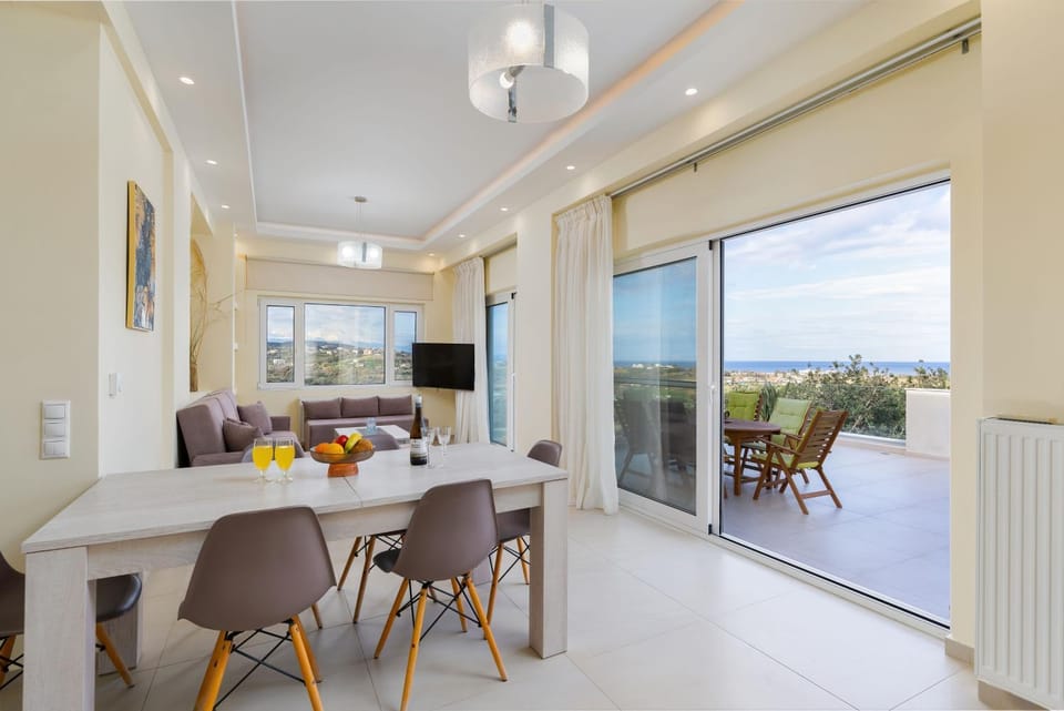 Communal lounge/ TV room, TV and multimedia, View (from property/room), Living room, Seating area, Dining area