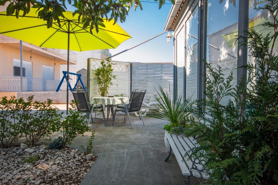 Shower, Property building, Patio, BBQ facilities, Children play ground, Garden
