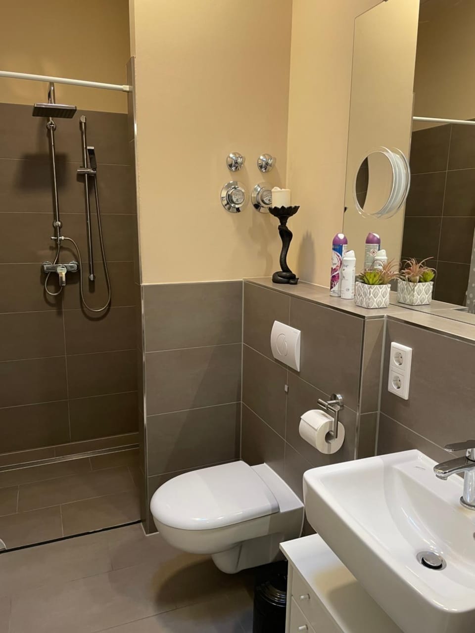 Zimmer mit eigenem Badezimmer - 1 Bahn-Station zur Messe und HBF Vacation rental in Frankfurt