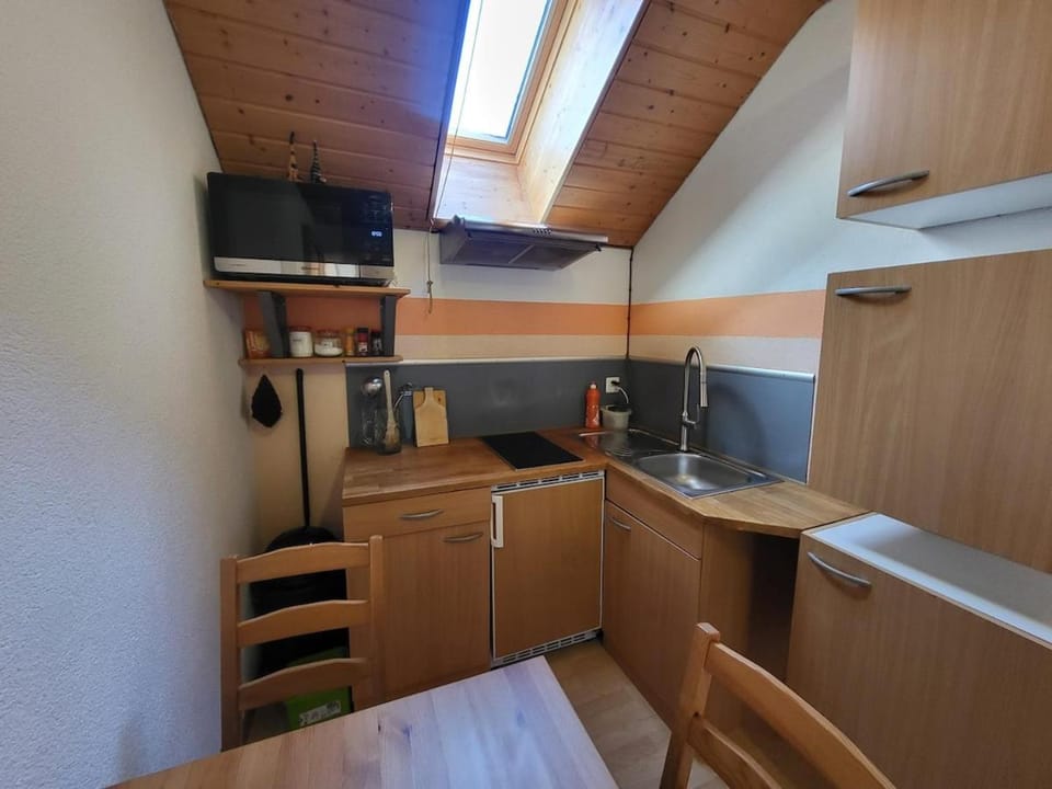 Kitchen or kitchenette, oven, stove