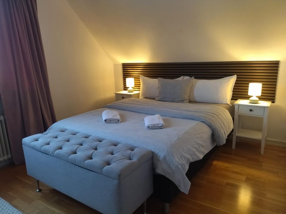 Bed, Photo of the whole room, Bedroom, towels