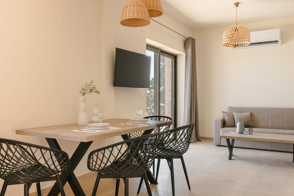 TV and multimedia, Living room, Seating area, Dining area, air conditioner