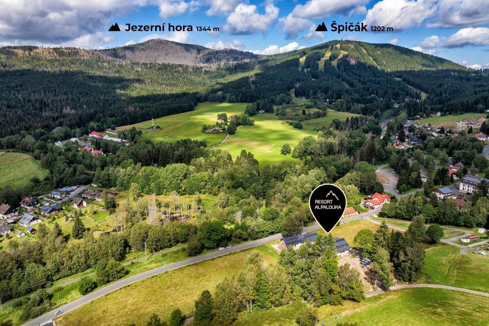 Neighbourhood, Bird's eye view, Mountain view