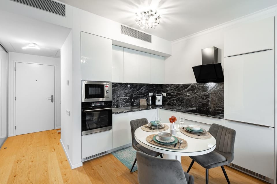 Coffee/tea facilities, Kitchen or kitchenette, Dining area, oven, stove