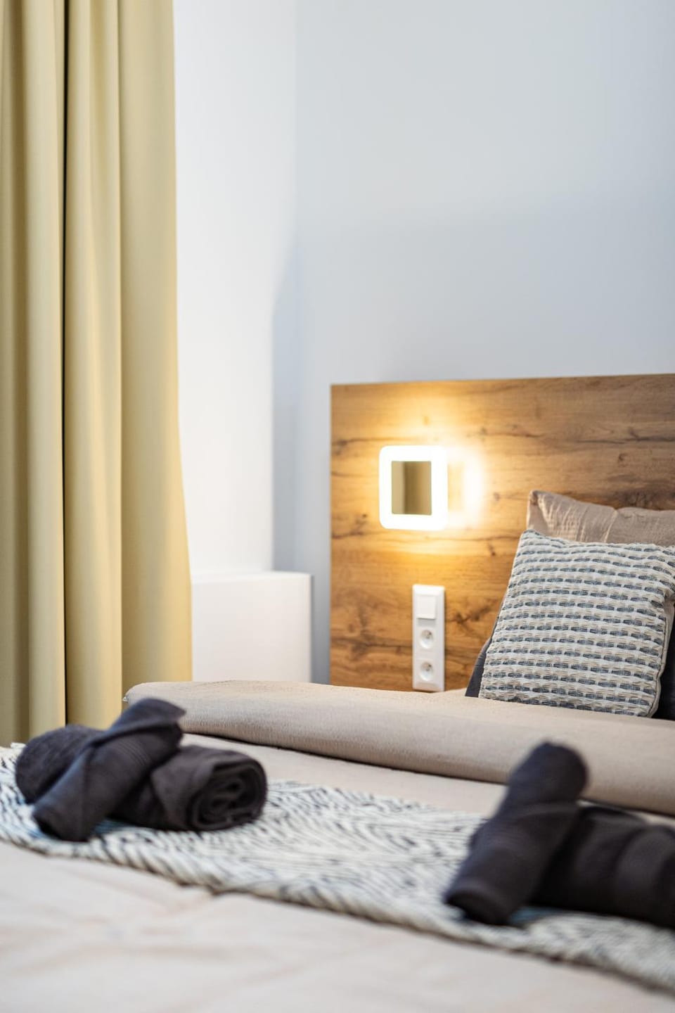Bed, Bedroom, towels