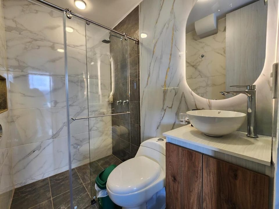 Shower, Toilet