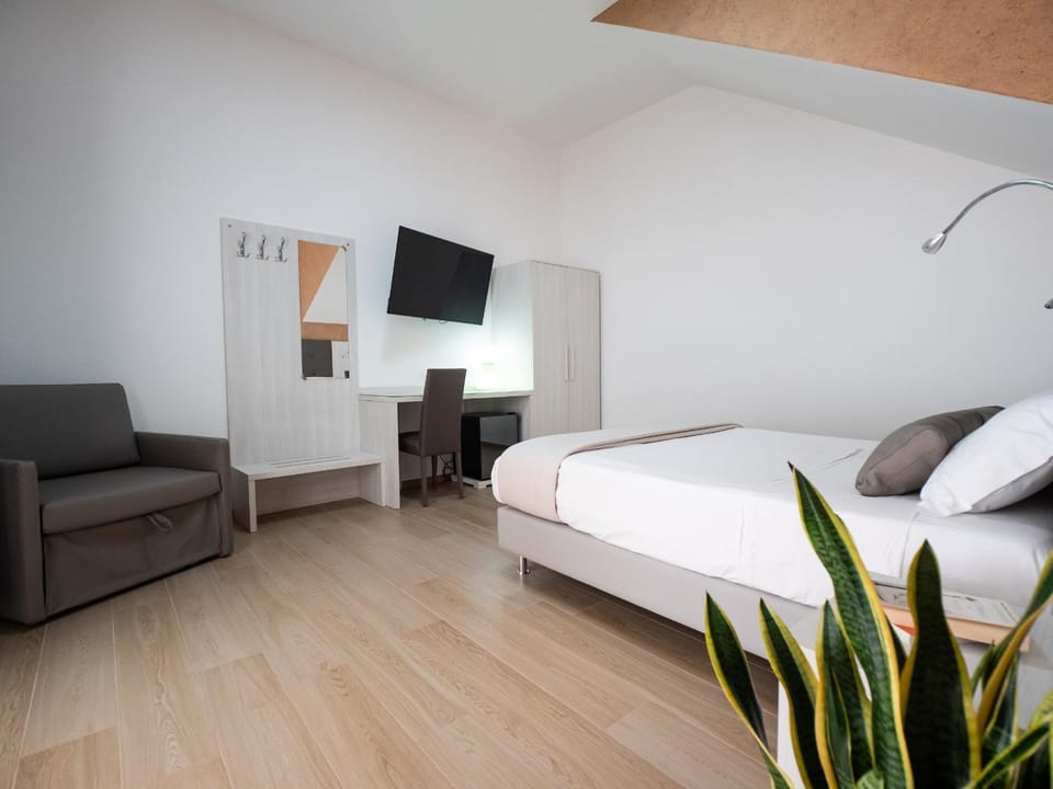 Bed, TV and multimedia, Photo of the whole room, Bedroom