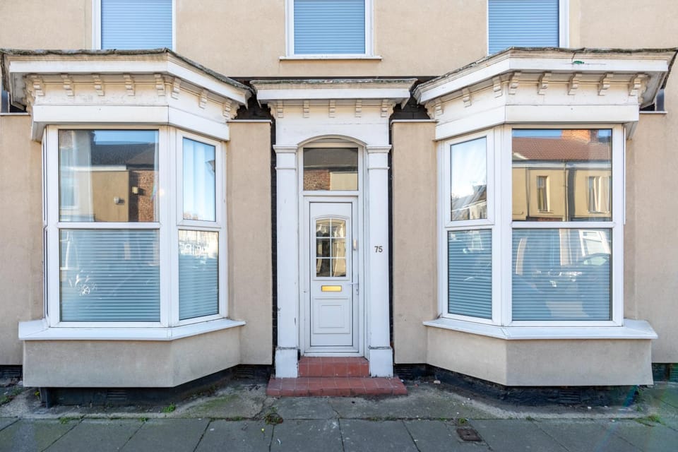 Property building, Facade/entrance, Day