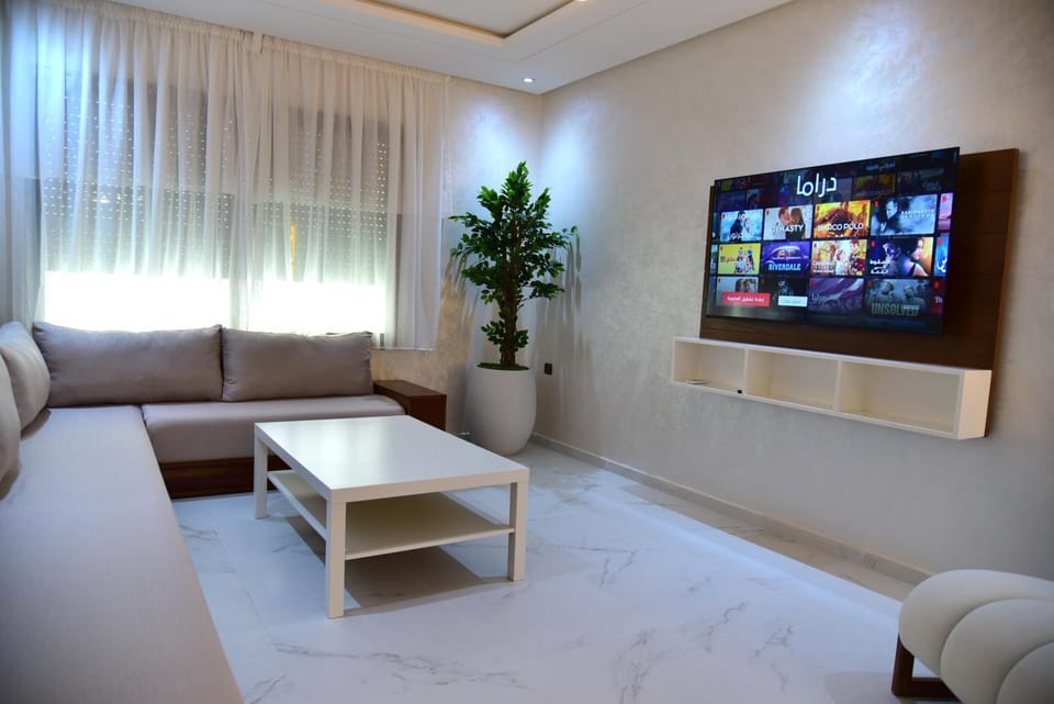 TV and multimedia, Living room, Evening entertainment