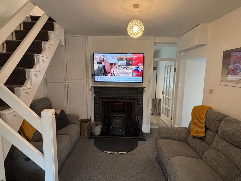 Communal lounge/ TV room, TV and multimedia, Living room, Seating area, Evening entertainment