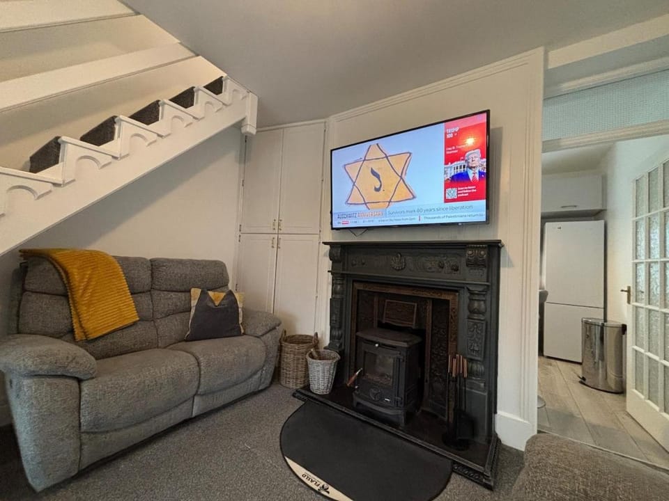 TV and multimedia, Living room, Evening entertainment