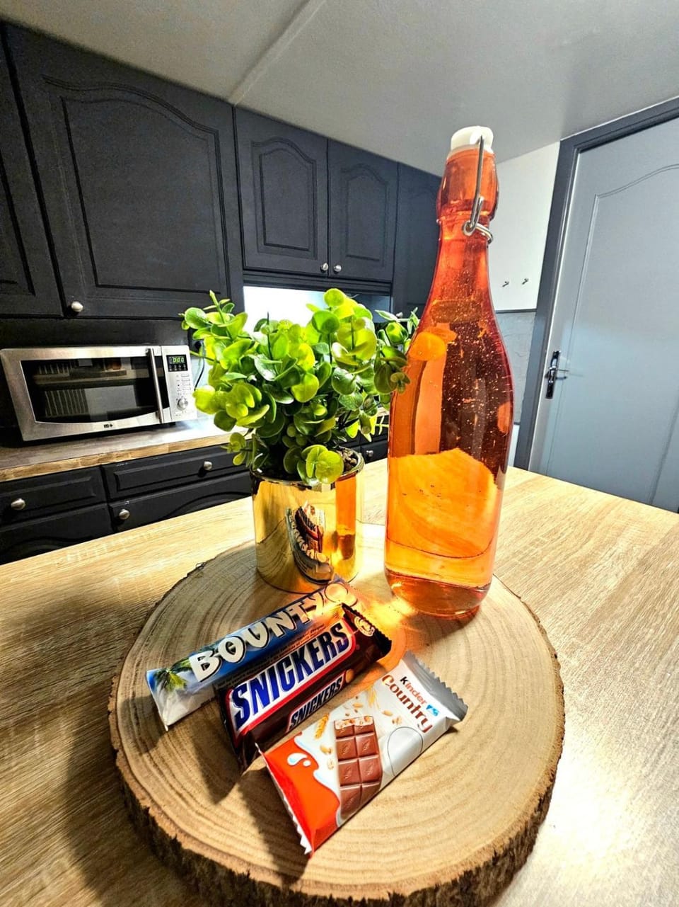 Kitchen or kitchenette, Dining area, Food