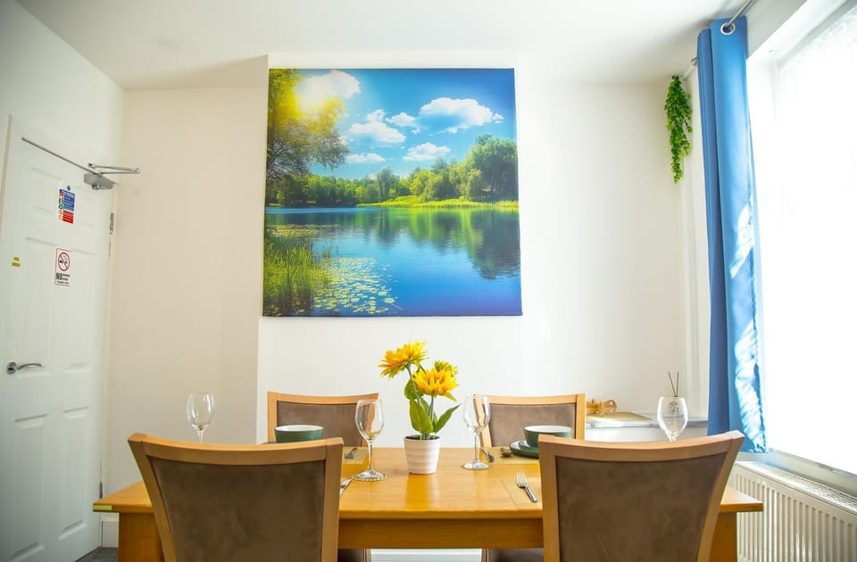 Food and drinks, Decorative detail, Seating area, Dining area, Breakfast, Lunch, Dinner, Drinks