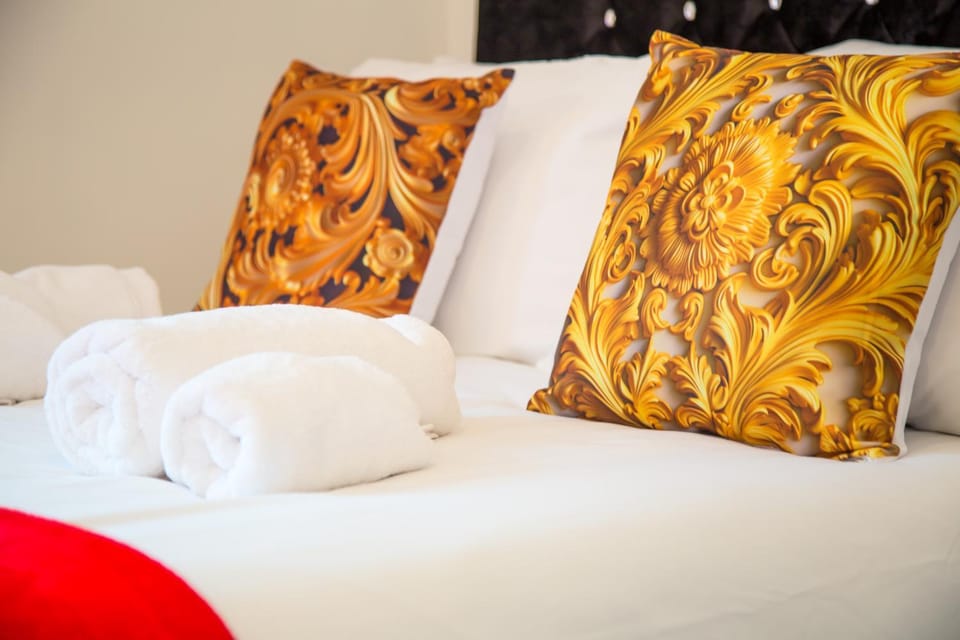 Bed, Bedroom, towels