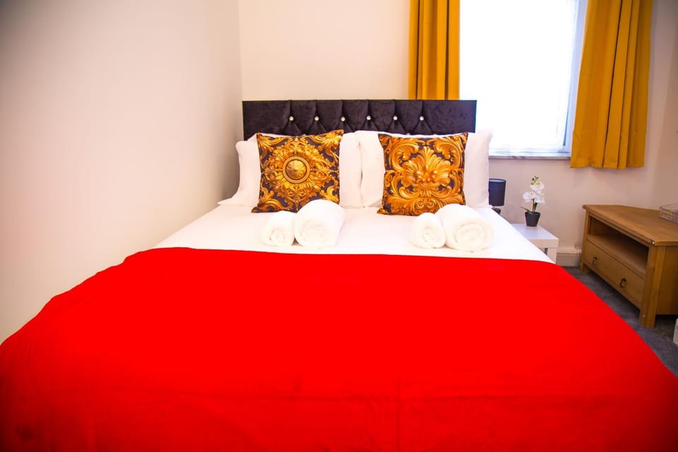 Bed, Photo of the whole room, Bedroom, towels