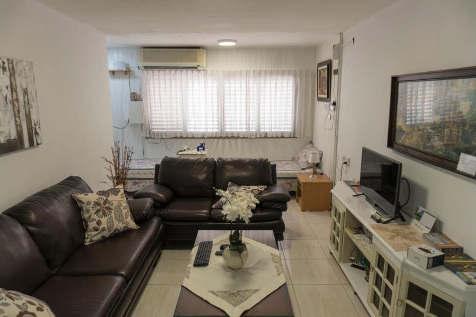 Bed, Living room