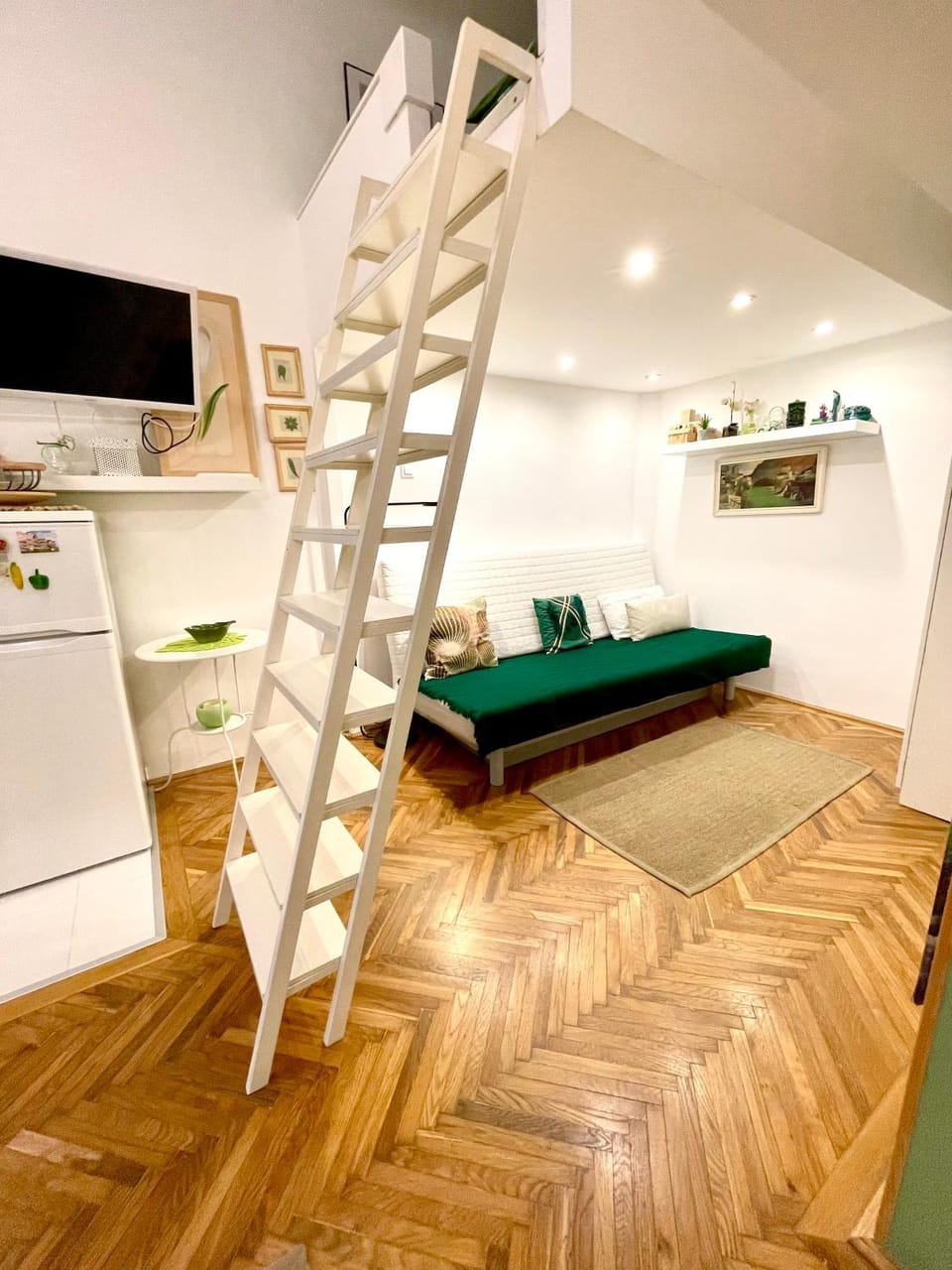 Bed, TV and multimedia