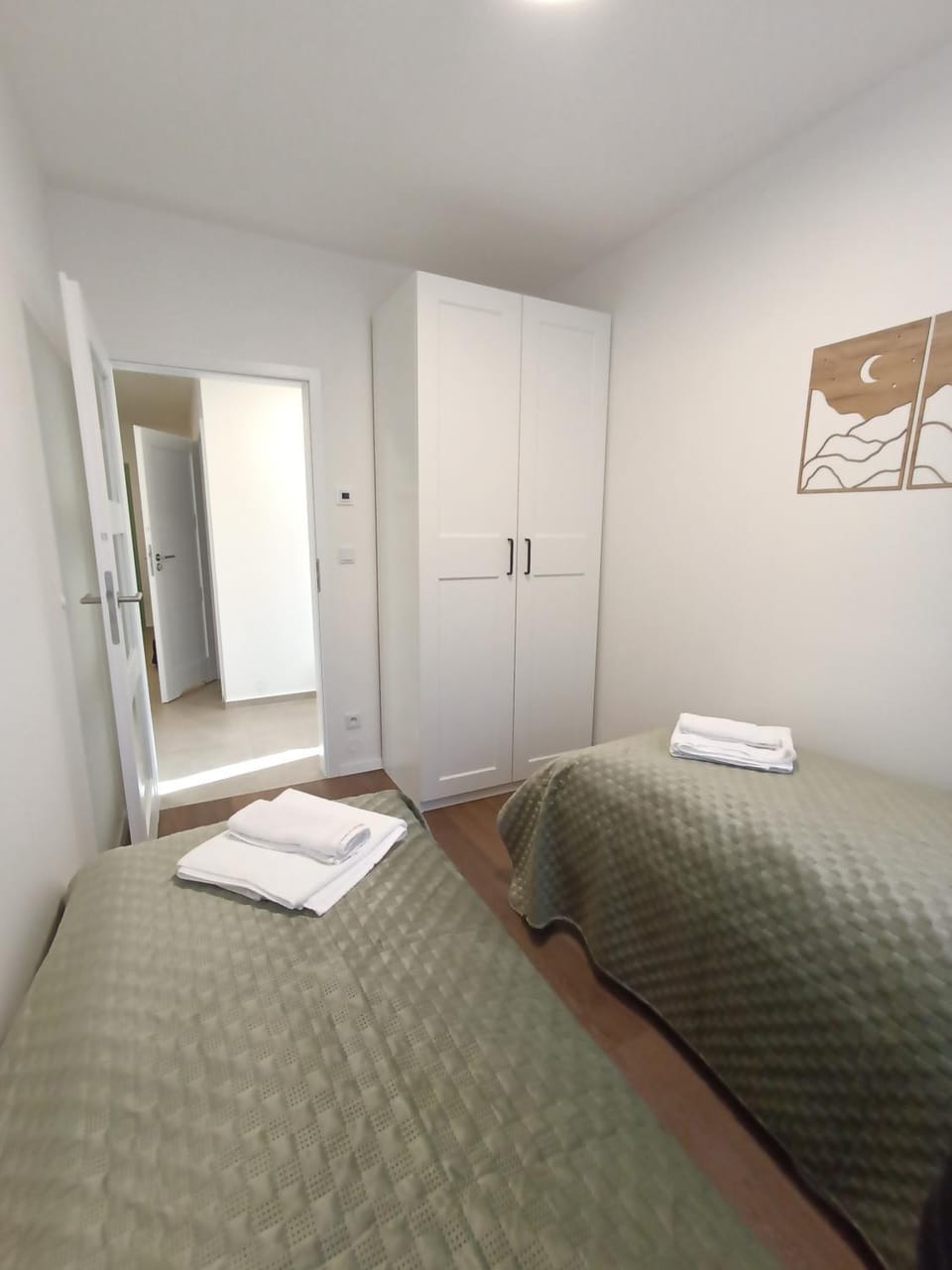 Bedroom, towels, wardrobe
