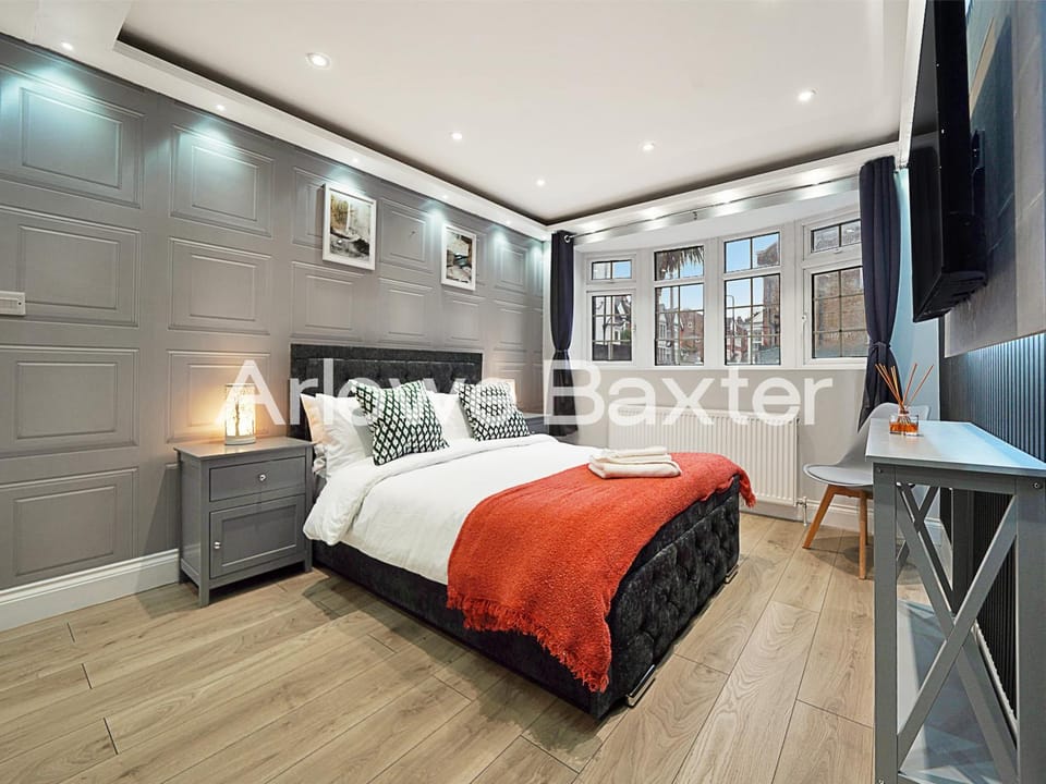 Bed, TV and multimedia, Photo of the whole room, Bedroom, Text overlay