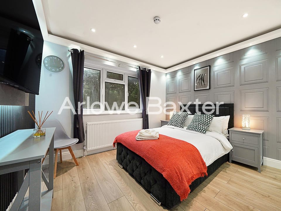 Bed, TV and multimedia, Photo of the whole room, Bedroom, Text overlay