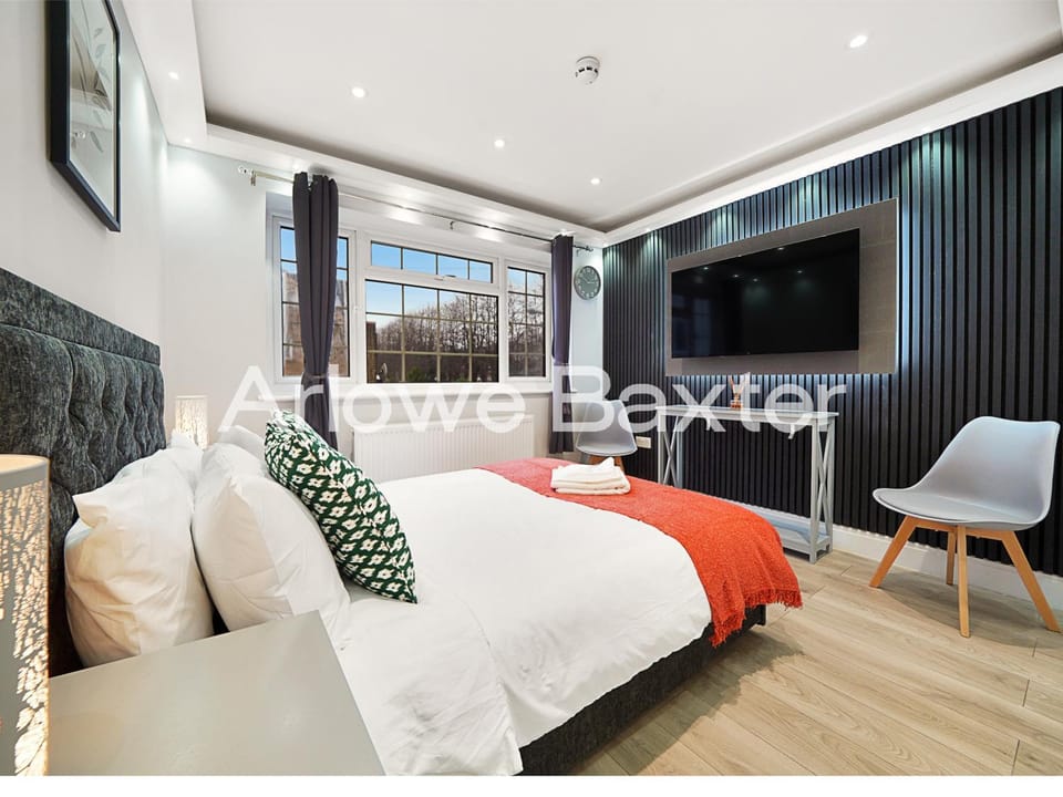 Bed, TV and multimedia, Photo of the whole room, Seating area, Bedroom