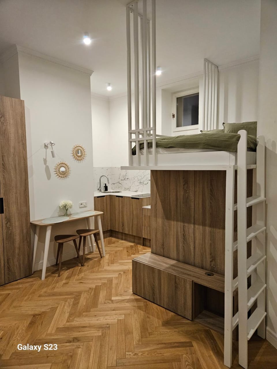 Bed, Kitchen or kitchenette