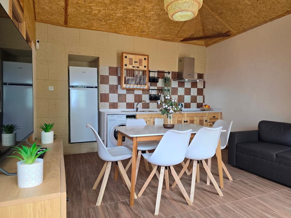 Kitchen or kitchenette, Living room, Dining area, oven