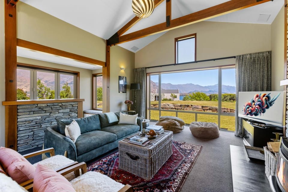 Communal lounge/ TV room, TV and multimedia, Living room, Seating area, Mountain view