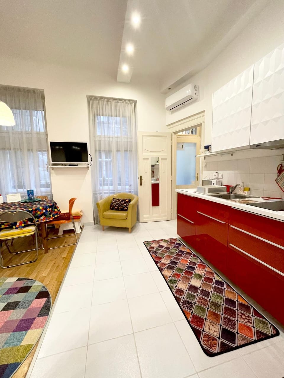 Photo of the whole room, air conditioner