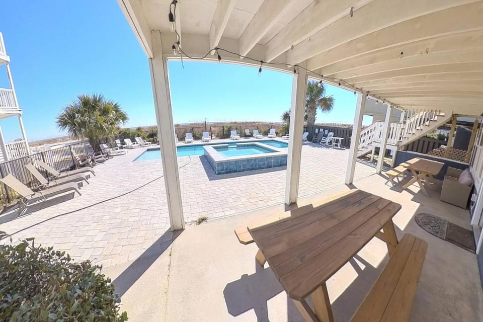 Patio, Day, Natural landscape, View (from property/room), Balcony/Terrace, Dining area, Pool view, Swimming pool, sunbed