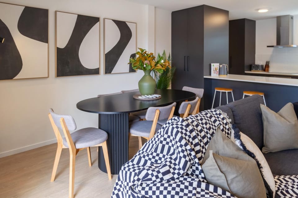 Kitchen or kitchenette, Living room, Seating area, Dining area