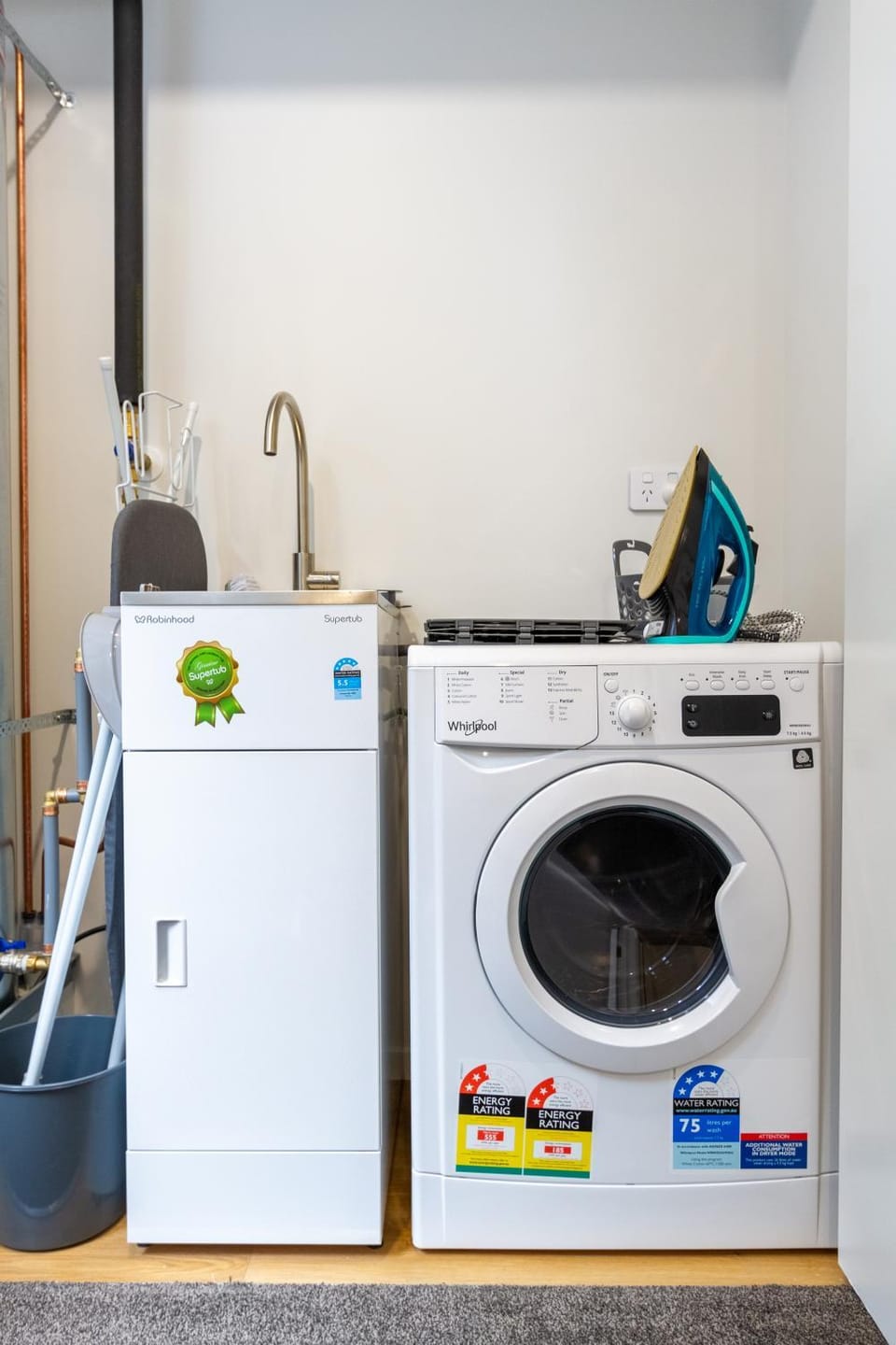 Kitchen or kitchenette, washing machine, dryer